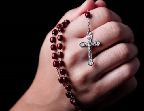 Il Santo Rosario: Scudo contro il Nemico